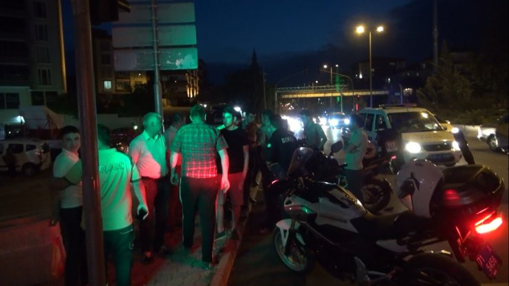 Ehliyetsiz sürücü, polis ekiplerine çarptı: 2'si polis 3 yaralı