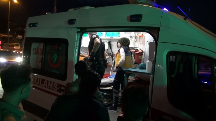 Ehliyetsiz sürücü, polis ekiplerine çarptı: 2'si polis 3 yaralı