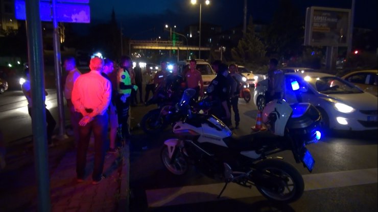 Ehliyetsiz sürücü, polis ekiplerine çarptı: 2'si polis 3 yaralı