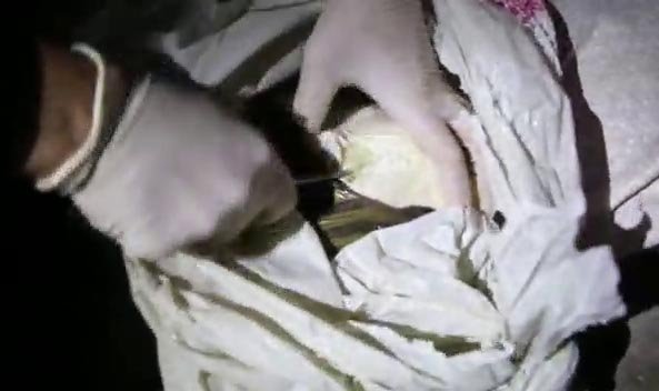 Etlerin arasından 6,5 kilo uyuşturucu çıktı