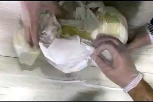 Etlerin arasından 6,5 kilo uyuşturucu çıktı