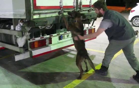 Etlerin arasından 6,5 kilo uyuşturucu çıktı