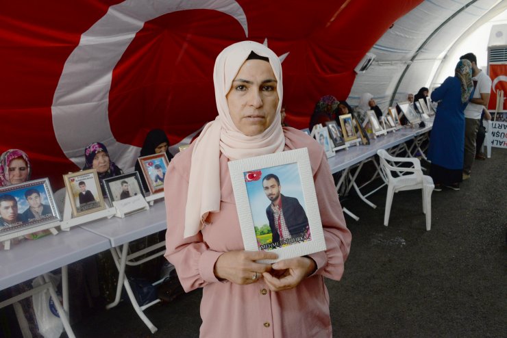 Evlat nöbetindeki anne: Çocuklarımızı almadan gitmeyeceğiz