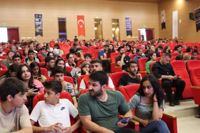 Gençler bilgide yarışıyor