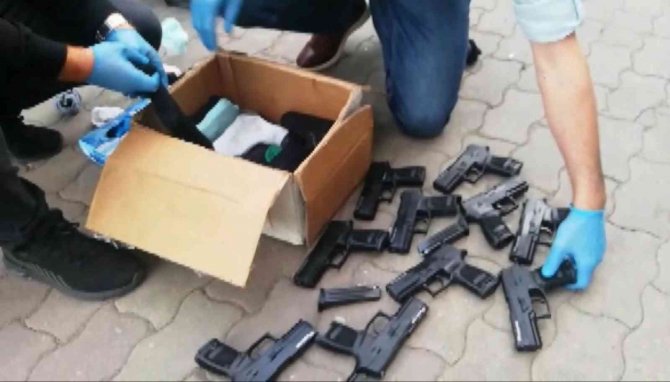 Konya'da çorap kutularının içinden adeta cephanelik çıktı!