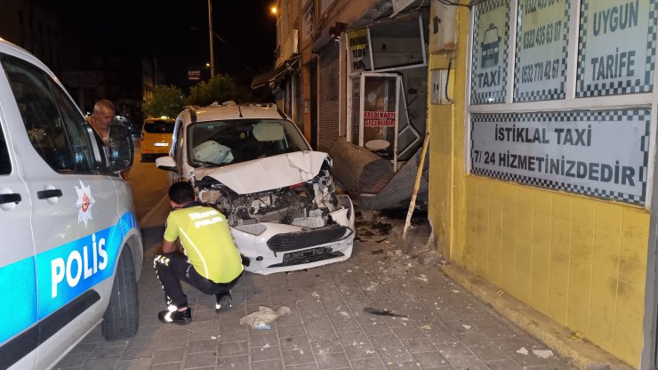 Motosiklete çarpan hafif ticari araç iş yerinin kepengini yıktı