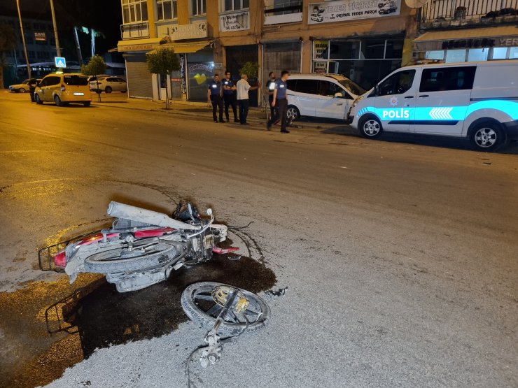 Motosiklete çarpan hafif ticari araç iş yerinin kepengini yıktı