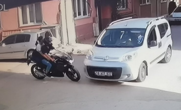 Motosikletin hafif ticari araca çarptığı kaza güvenlik kamerasında