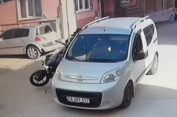 Motosikletin hafif ticari araca çarptığı kaza güvenlik kamerasında