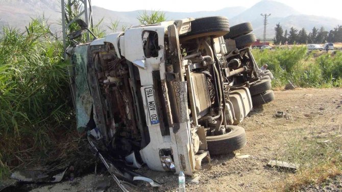 Öğrenci servisi ile tır çarpıştı: 2’si ağır 11 yaralı