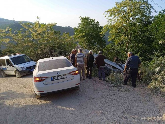 Ordu’da çakıl yüklü kamyon devrildi: 2 yaralı