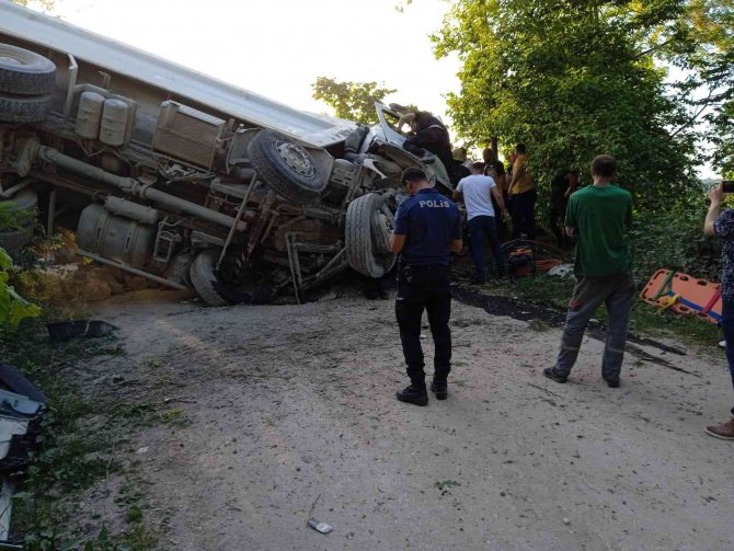 Ordu’da çakıl yüklü kamyon devrildi: 2 yaralı