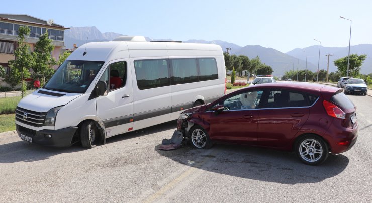 Otomobile giren arı kaza yaptırdı: 5 yaralı