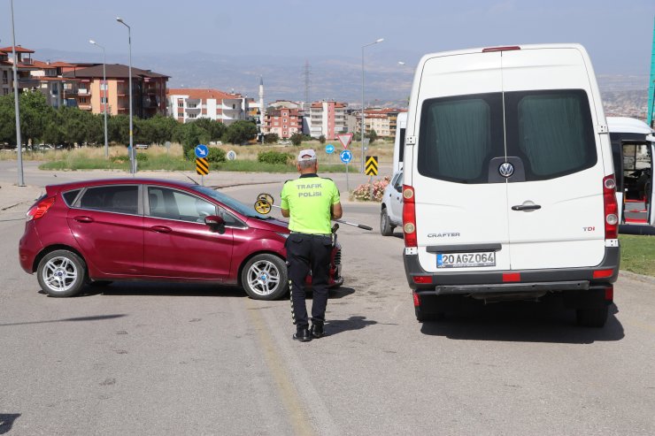 Otomobile giren arı kaza yaptırdı: 5 yaralı