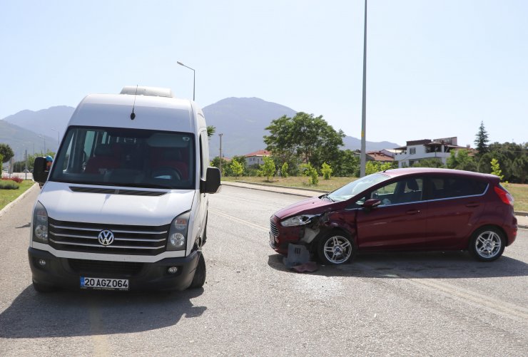 Otomobile giren arı kaza yaptırdı: 5 yaralı