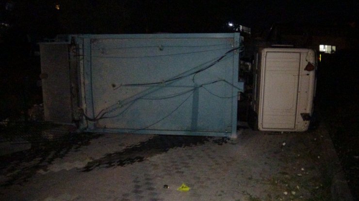 Rampada geri kayan çöp kamyonu devrildi