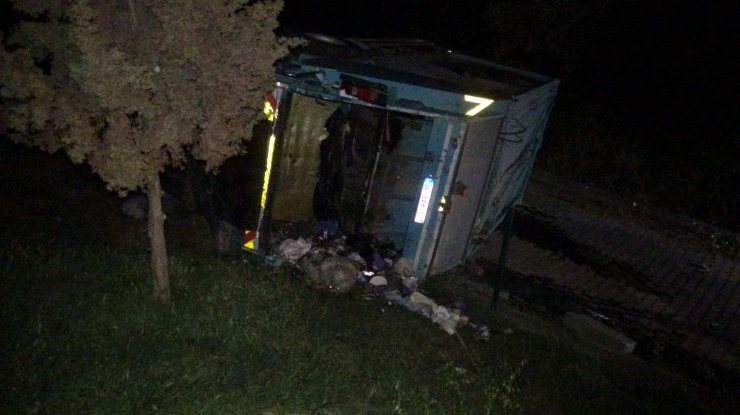 Rampada geri kayan çöp kamyonu devrildi