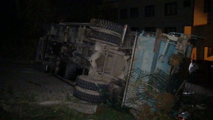 Rampada geri kayan çöp kamyonu devrildi