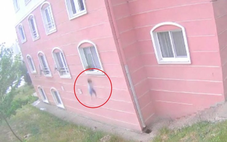 5’inci kattan düşen Suriyeli Omar, hayati tehlikesi geçti