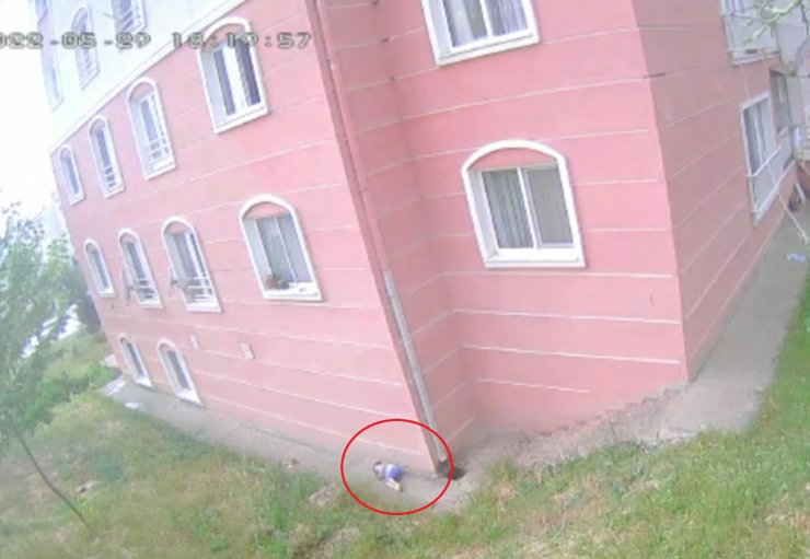 5’inci kattan düşen Suriyeli Omar, hayati tehlikesi geçti