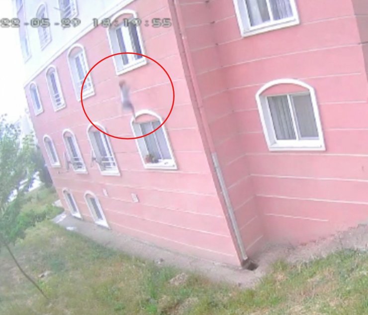 5’inci kattan düşen Suriyeli Omar, hayati tehlikesi geçti