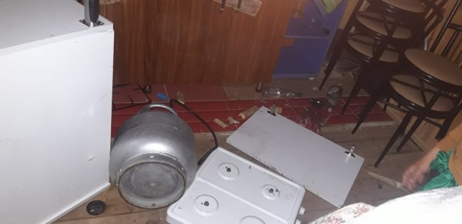 Aç kalan ayılar yayla evlerini talan etti