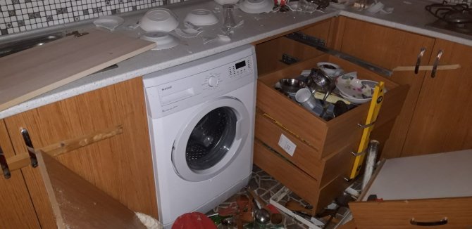 Aç kalan ayılar yayla evlerini talan etti