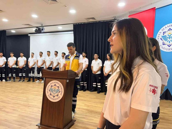 ALKÜ’lü paramedikler ilk yeminlerini etti