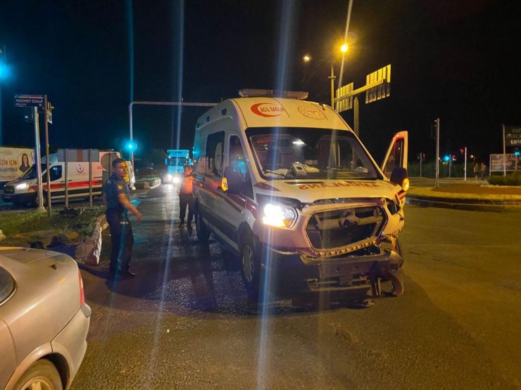 Ambulansla otomobil çarpıştı: 3 yaralı
