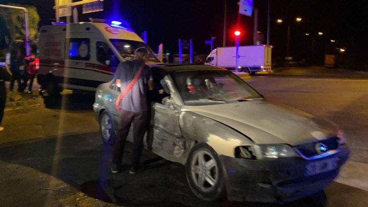 Ambulansla otomobil çarpıştı: 3 yaralı
