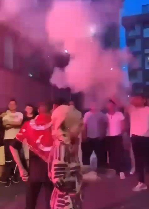 Asker eğlencesinde meşale patladı: 2 yaralı