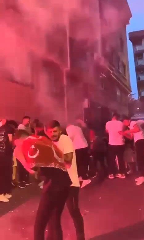 Asker eğlencesinde meşale patladı: 2 yaralı
