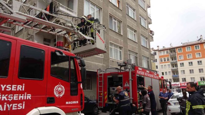 Balkondaki mangal keyfi ekipleri harekete geçirdi