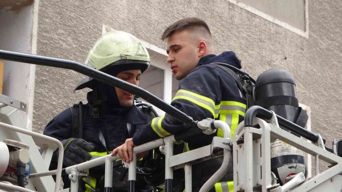 Balkondaki mangal keyfi ekipleri harekete geçirdi