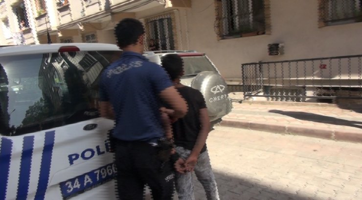 Bina duvarındaki çıkıntıya tırmandı