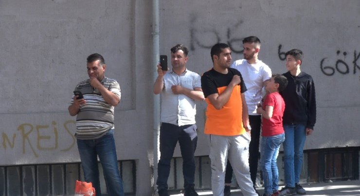 Bina duvarındaki çıkıntıya tırmandı