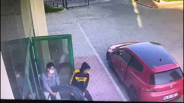 Camiden elektrik kablolarını çaldılar