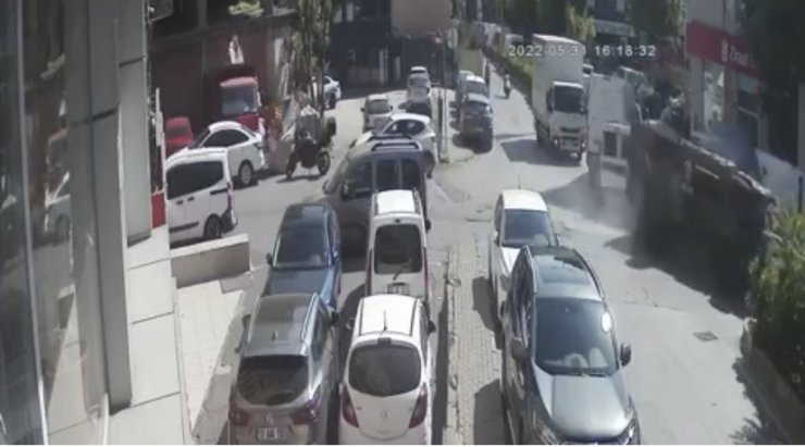 Freni boşalan kamyon minibüsün üzerine devrildi