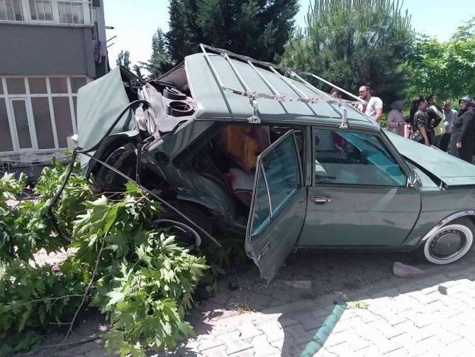 Freni boşalan su tankeri apartmanın bahçesine düştü