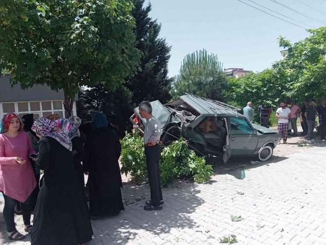 Freni boşalan su tankeri apartmanın bahçesine düştü