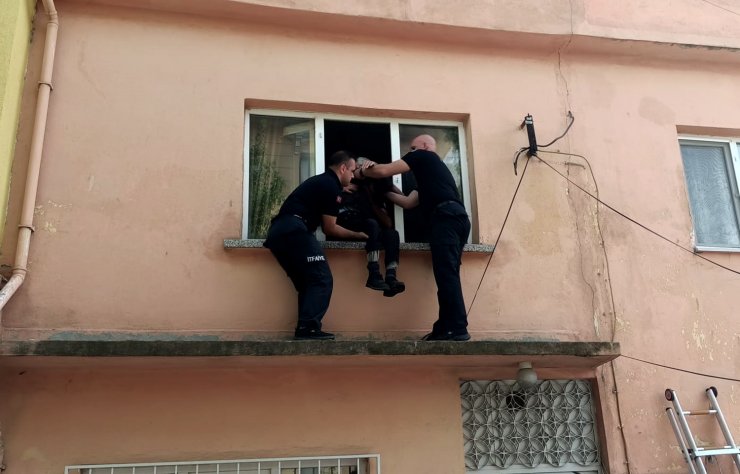 Gaz kaçağından korkarak çıktığı sundurmada mahsur kaldı