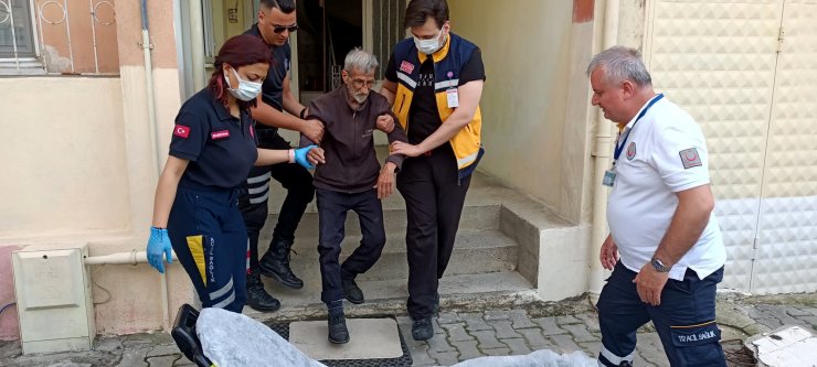 Gaz kaçağından korkarak çıktığı sundurmada mahsur kaldı