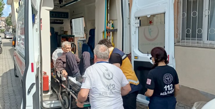 Gaz kaçağından korkarak çıktığı sundurmada mahsur kaldı