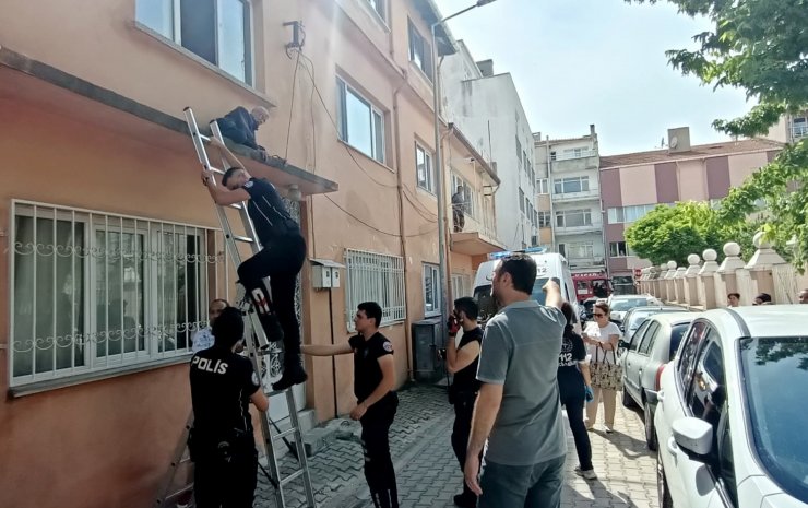 Gaz kaçağından korkarak çıktığı sundurmada mahsur kaldı