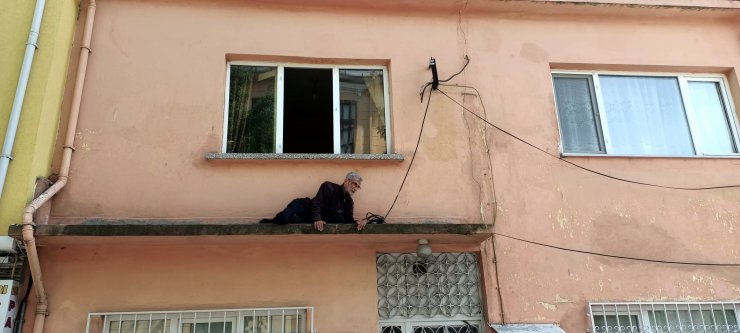 Gaz kaçağından korkarak çıktığı sundurmada mahsur kaldı