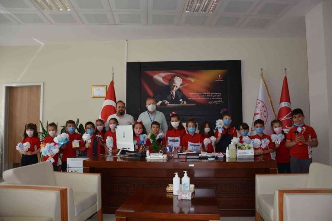 İlkokul öğrencilerinden sağlık çalışanlarına ‘maskeden çiçek’