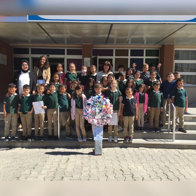 İlkokul öğrencilerinden sağlık çalışanlarına ‘maskeden çiçek’