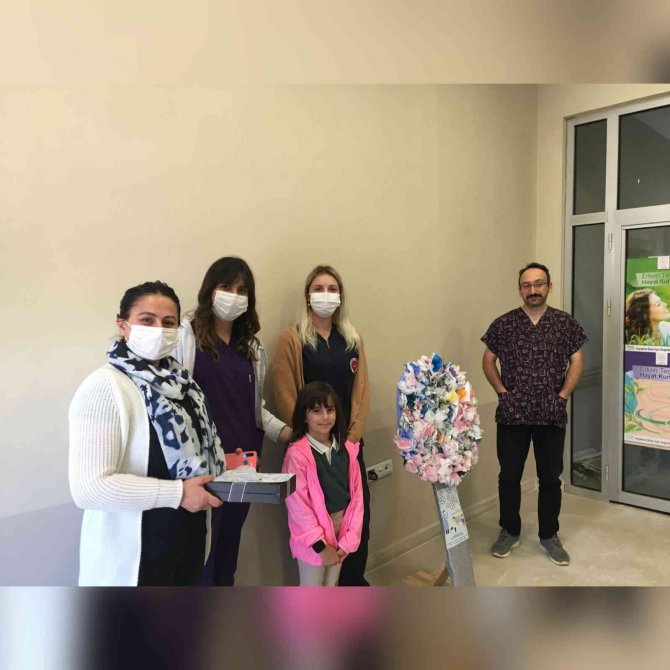 İlkokul öğrencilerinden sağlık çalışanlarına ‘maskeden çiçek’