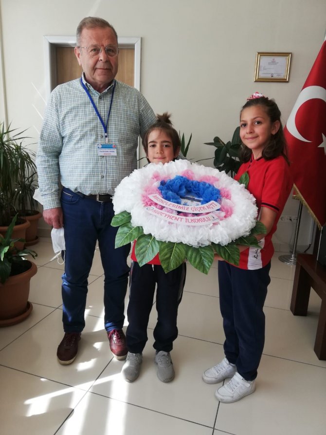 İlkokul öğrencilerinden sağlık çalışanlarına ‘maskeden çiçek’