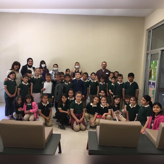 İlkokul öğrencilerinden sağlık çalışanlarına ‘maskeden çiçek’